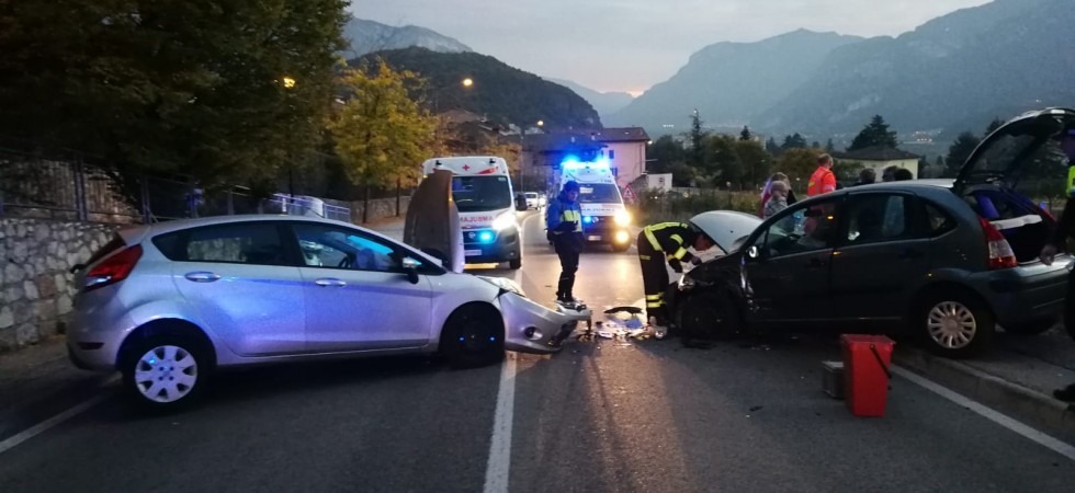 Ha un malore mentre è alla guida e l'auto finisce nell'altra carreggiata